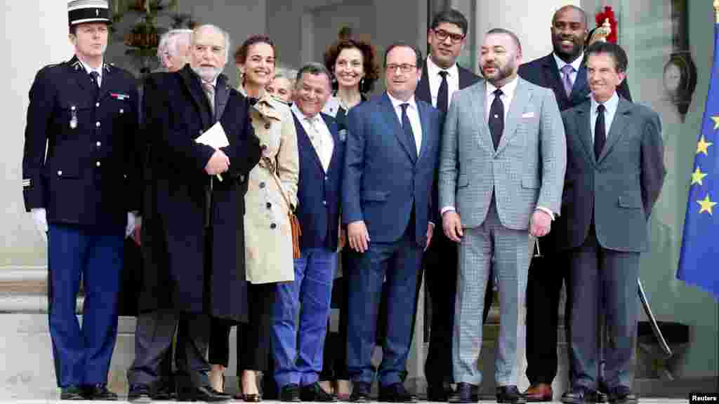 Le président français François Hollande et le roi du Maroc Mohammed VI posent avec les invités après leur rencontre au Palais de l'Élysées à Paris, en France, le 2 mai 2017.
