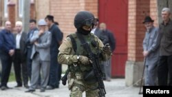 Pasukan keamanan Rusia melakukan patroli di kawasan muslim di Dagestan (foto: dok). 6 anggota kelompok Islam terlarang ditangkap di Moskow hari Senin 12/11.