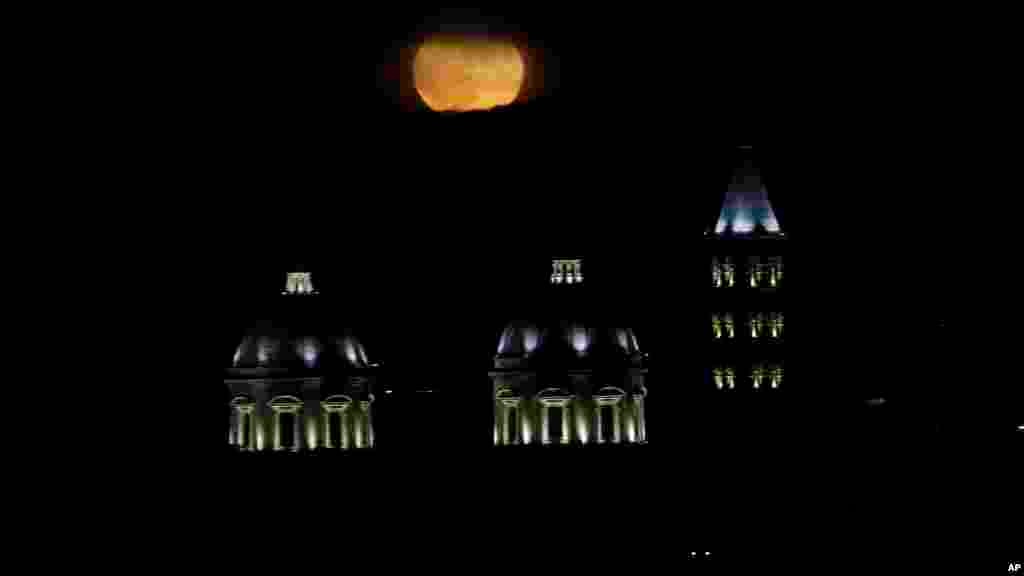 La lune se lève à Rome, le 14 novembre 2016.