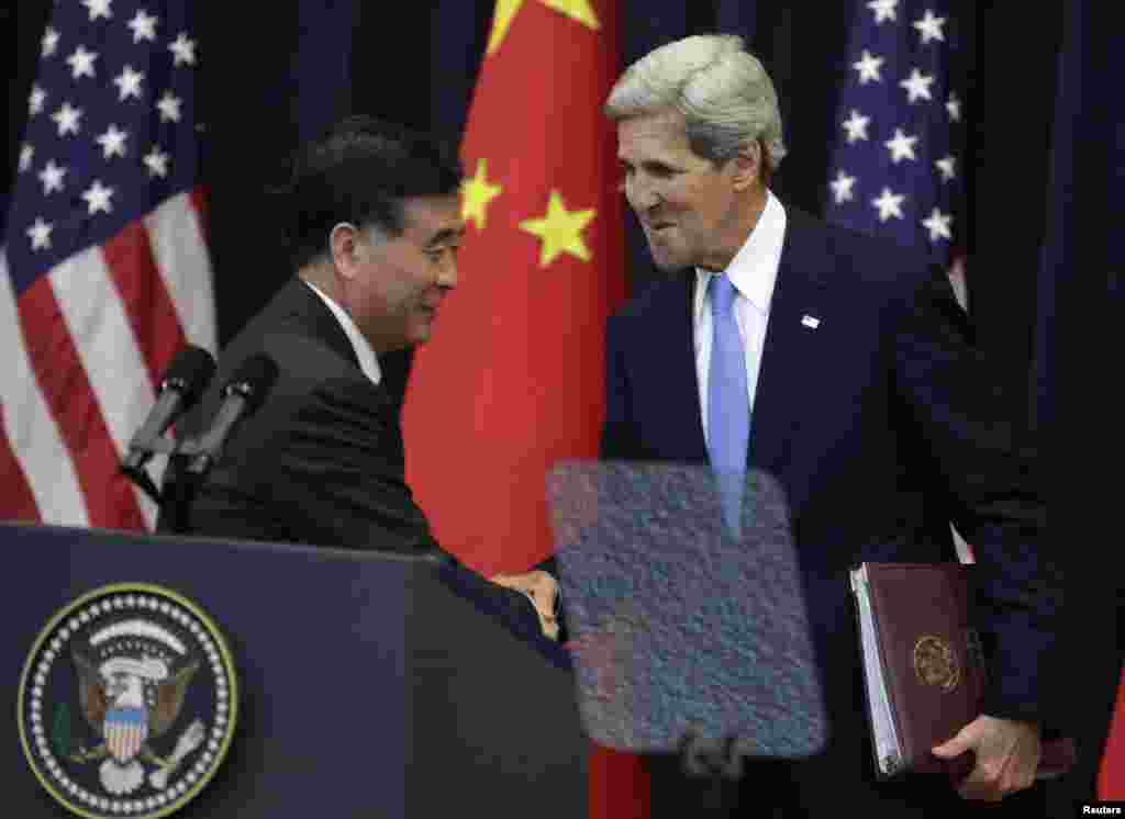 10일 미-중 전략경제대화 개회 연설을 마친 존 케리 미국 국무장관(오른쪽)이 중국의 왕양 부총리와 악수하고 있다.