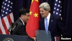 Ngoại trưởng Mỹ John Kerry bắt tay Phó Thủ tướng Trung Quốc Uông Dương tại cuộc Đối thoại Chiến lược và Kinh tế Mỹ-Trung tại Bộ Ngoại giao Hoa Kỳ ở Washington, ngày 10/7/2013.