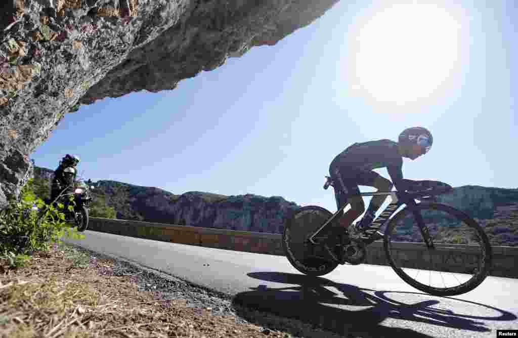 Tay đua Nairo Quintana của Đội Movistar (Colombia) tranh tài trong phần thi cá nhân đua với thời gian trong giải đua xe đạp vòng quanh nước Pháp Tour de France, chặng 13 từ Bourg-Saint-Andéol tới La Caverne du Pont-d&#39;Arc, Pháp.