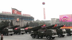 지난 4월 북한의 김일성 100회 생일 기념 열병식에 등장한 미사일.