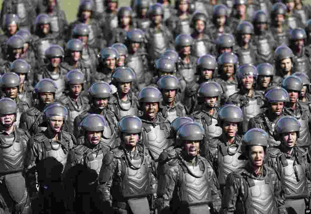 Soldiers take part in a ceremony presenting the troops who will provide security during the World Cup at Brigadier Sampaio Camp in Rio de Janeiro, Brazil, May 12, 2014.