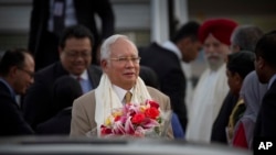 PM Malaysia Najib Razak menerima karangan bunga setibanya di New Delhi, India, 31 Maret 2017 (Foto: dok). 