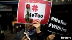 En Corea del Sur, cientos de mujeres, muchas vestidas de negros y con carteles negros que decían #MeToo, se reunieron en el centro de Seúl para pedir que se lleve ante la justicia a los acusados de violencia sexual.