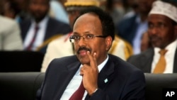 Umukuru w'igihugu ca Somaliya Mohamed Abdullahi Mohamed, k'umusi wiwe wo kurahira, i Mogadishu, Somaliya Feb. 22, 2017. 