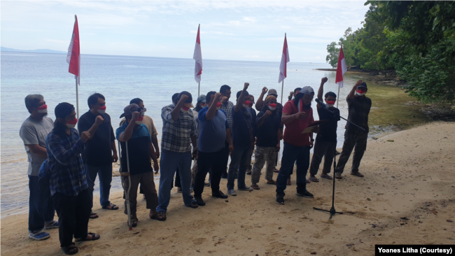 Mantan Eks Narapidana Terorisme (napiter) Poso saat membacakan ikrar kesetiaan terhadap Negara Kesatuan Republik Indonesia, pada 11 Oktober 2021. (Foto: VOA/Yoanes Litha)