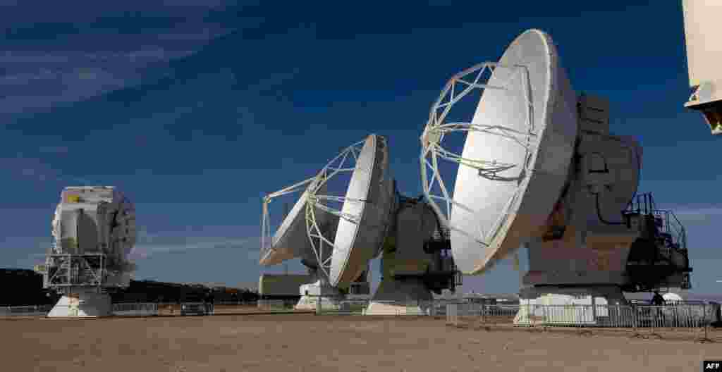 Radio telescope antennas of the ALMA (Atacama Large Millimeter/submillimeter Array) project, in the Atacama desert, some 1500 km north of Santiago, Chile. The ALMA, an international partnership project of Europe, North America and East Asia with the cooperation of Chile, is presently the largest astronomical project in the world.