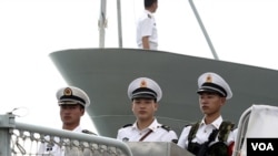 Pasukan angkatan Laut Tiongkok melakukan latihan militer rutin di Laut Cina selatan. (Photo: VOA)