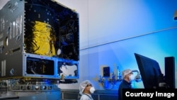 Na tej fotografiji, posneti novembra 2020, tehniki prvič napajajo glavni del NASA-inega vesoljskega plovila Psyche – imenovanega šasija s solarnim električnim pogonom (SEP) – v čisti sobi v Maxar Technologies v Palo Altu v Kaliforniji.  (zasluge za slike: