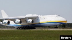 Pesawat Antonov An-225 Mriya, berukuran panjang 84 meter dengan berat 175 ton (foto: dok).