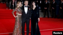 (L to R) Lea Seydoux, Daniel Craig and Monica Bellucci pose for photographers as they attend the world premiere of the new James Bond 007 film "Spectre" at the Royal Albert Hall in London, Britain, October 26, 2015.
