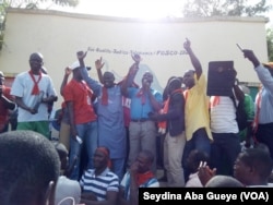 Saourou Sene (au centre) lors de la marche nationale des enseignants à Ziguinchor, le 12 avril 2018. (VOA/Seydina Aba Gueye)