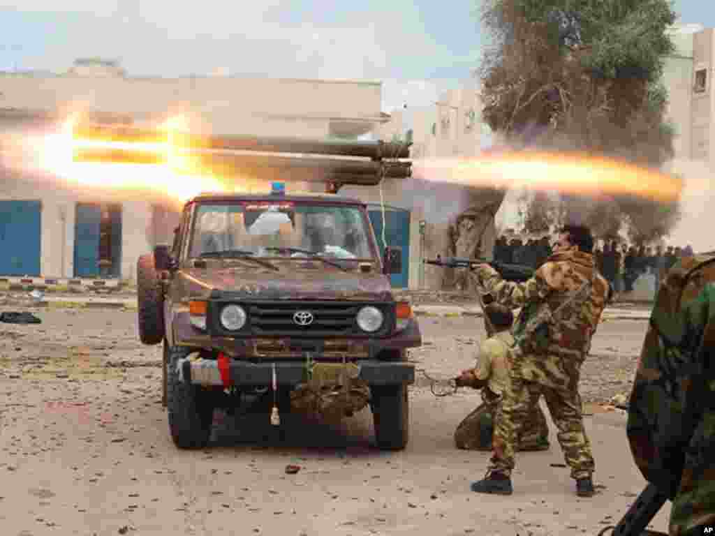 An anti-Gaddafi fighter fires a Grad missile during clashes with Gaddafi forces in Sirte, October 11, 2011. After weeks of fighting, National Transitional Council (NTC) forces have taken most of Sirte and driven Gaddafi loyalists into two northern neighbo