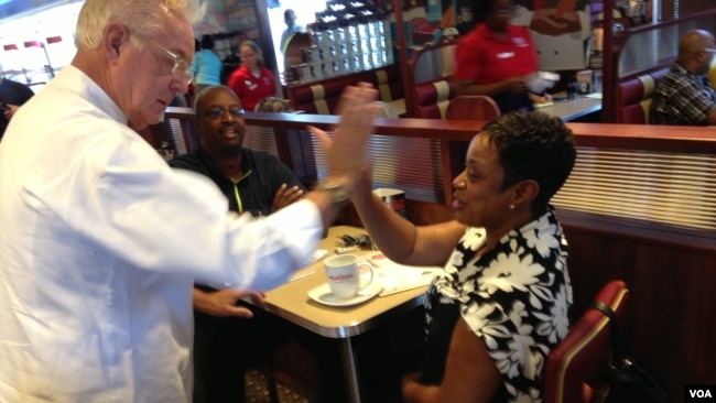 Chef Ype Von Hengst greets customers at the Silver Diner in Waldorf, MD. (Julia Taboh / VOA)