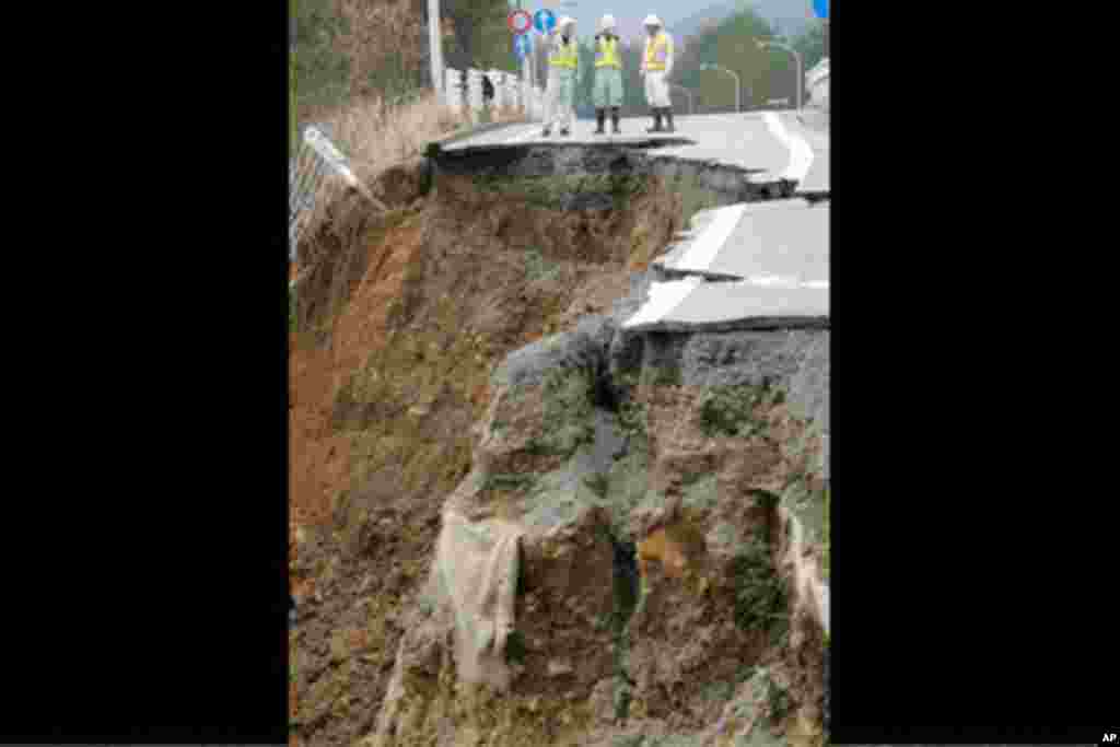Investigators check the damage caused by Sunday's earthquake on the tollway in Nanao, Ishikawa prefecture, coastal central Japan Tuesday, March 27, 2007. A powerful quake tore into the region on Sunday, killing one person and injured 214 others.