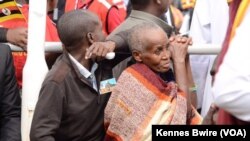 Mama mzee anasikiliza kwa makini hotuba ya Papa Francis