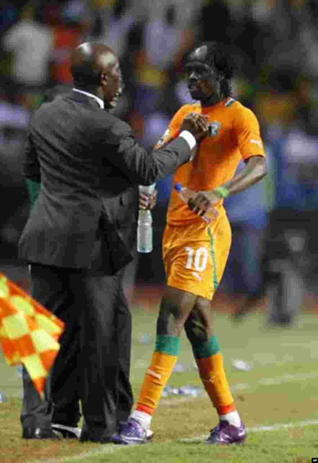 Ivory Coast's Gervinho (R) celebrates his goal against Mali with his coach Francois Zahoui during their African Nations Cup semi-final soccer match at the Stade De L'Amitie Stadium in Gabon's capital Libreville February 8, 2012.