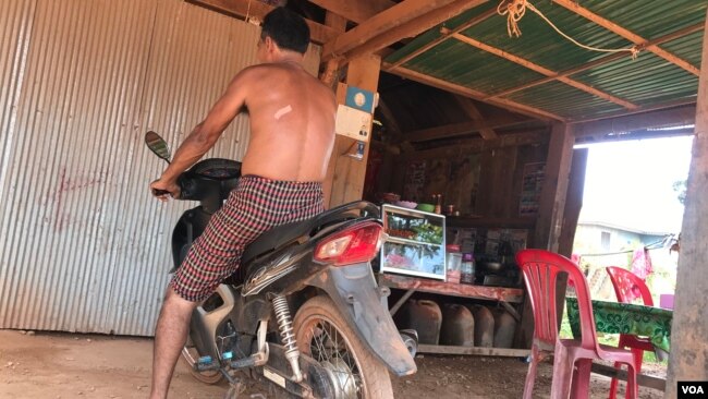 លោក ឈៀង វុធ ជាប្រជាពលរដ្ឋរស់នៅក្នុងស្រុកឈូក ខេត្តកំពត ថ្ងៃទី៩ ខែឧសភា ឆ្នាំ២០២០។ (ធីតា វីន/VOA)