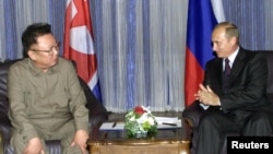 지난 2002년 8월 블라디보스토크에서 블라디미르 푸틴 러시아 대통령과 김정은 북한 국방위원장의 정상회담이 열렸다.