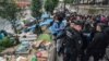 Des policiers français anti-émeutes pendant l'évacuation d'un camp de migrants et de réfugiés le long du canal de Saint-Martin, Quai de Valmy, à Paris le 4 juin 2018.