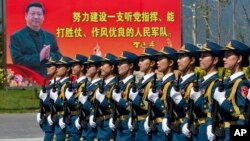 中國女兵正在訓練。