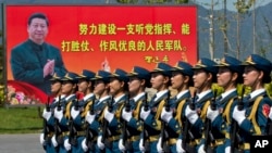 지난 22일 중국 베이징 외곽에서 여군 의장대가 전승절 열병식 연습을 하고 있다.