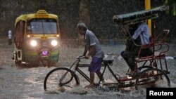 A man pedals his cycle rickshaw during monsoon rains in New Delhi, India August 31, 2016. 