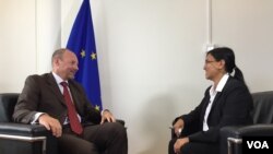 EU ဥရောပ သမဂ္ဂရဲ့ မြန်မာနိုင်ငံဆိုင်ရာ သံအမတ်ကြီး မစ္စတာ Roland Kobia ကို VOA ရဲ့ ရန်ကုန်ရုံးခွဲ တာဝန်ခံ ဒေါ်ခင်မျိုးသက်က နှုတ်ဆက် တွေ့ဆုံ မေးမြန်း။