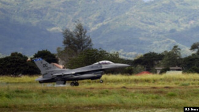 美国菲律宾空军联合训练中美国空军的一架F-16战斗机在起飞（2019年1月18日）