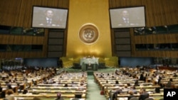 A wide view of the opening of the Millennium Development Goals Summit, as Kasit Piroma (on screens), Minister for Foreign Affairs of Thailand, delivers remarks, in New York, 20 Sep 2010