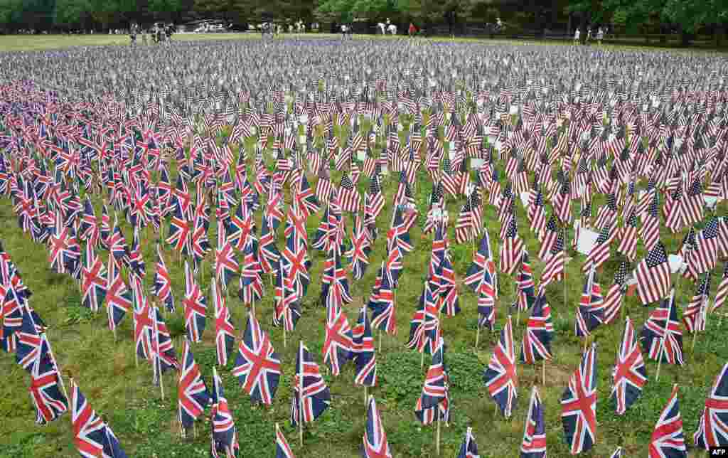 Ribuan bendera AS dan Inggris diletakkan untuk mengenang para tentara yang tewas dalam perang, dekat Reflecting Pool di Washington (29/5). (AFP/ Mladen Antonov)