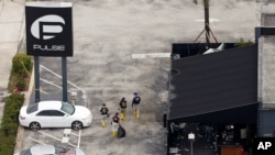 在佛羅里達州奧蘭多，聯邦調查局的人員離開幾天前發生槍擊案的現場。 