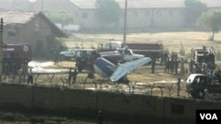 Pihak berwenang Pakistan melakukan pemeriksaan di lokasi jatuhnya pesawat di Karachi hari ini.