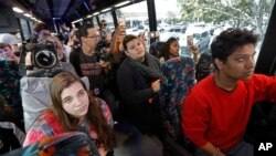 Para siswa yang selamat dari penembakan di SMU Marjory Stoneman Douglas, mendengarkan cerita penyintas dari klub malam Pulse, setelah menaiki bus di Parkland, Florida, 20 Februari 2018. Mereka berencana menggelar pawai protes terkait pengawasan senjata, hari ini.