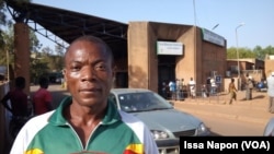 Karim Sawadogo a accompagné sa femme à l’hôpital Yalgado, au Burkina, 22 novembre 2016. VOA/Issa Napon.