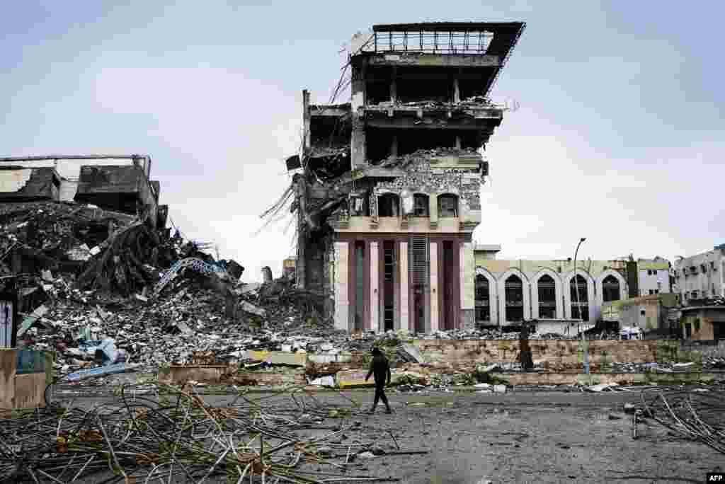 An Iraqi man walks outside Mosul&#39;s University a week after Iraqi counter-terrorism service (CTS) retook it from the Islamic State (IS) jihadists.