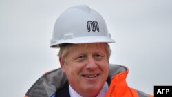 Boris Johnson promete dar más poder a las comunidades locales, y reforzar las infraestructuras de telecomunicaciones y de transportes, durante un discurso centrado en asuntos internos.