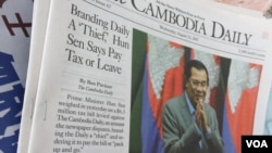 The Cambodia Daily Newspaper, publishing an article on “... Hun Sen Says [The Cambodia Daily] Pay Tax [$6.3 million dollars] or Leave,” displays at the newsstand in Phnom Penh, Cambodia, August 23, 2107. (Hean Socheata/VOA Khmer)