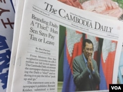 The Cambodia Daily Newspaper, publishing an article on “... Hun Sen Says [The Cambodia Daily] Pay Tax [$6.3 million dollars] or Leave,” displays at the newsstand in Phnom Penh, Cambodia, August 23, 2107. (Hean Socheata/VOA Khmer)