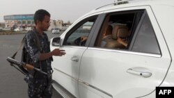 Binh sĩ Yemen kiểm tra 1 chiếc xe tại 1 trạm kiểm soát ở thủ đô Sanaa, 16/7/2014.