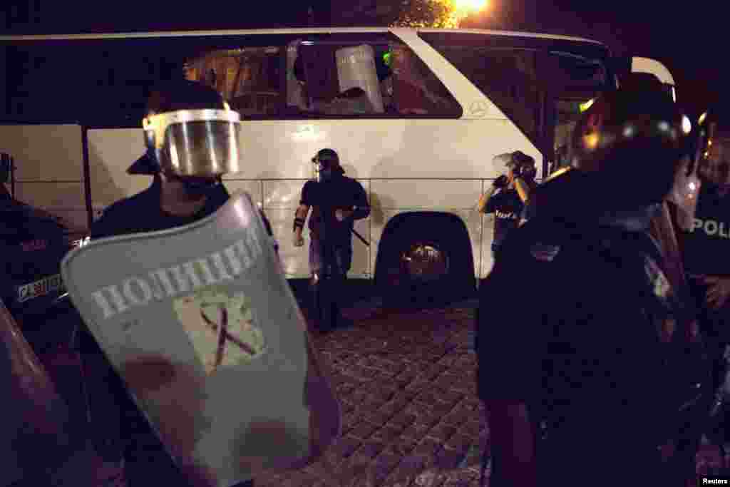 Polis avtobusları parlament üzvlərini gözləyir 
