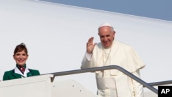 Đức Giáo hoàng vẫy chào phóng viên ở Rome khi ông lên máy bay hđến thủ đô Quito, Ecuador, ngày 5 tháng 7, 2015. 