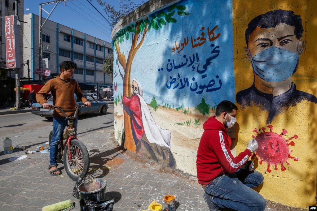 فلسطینی آرٹسٹ کا جنوبی غزہ کی پٹی کی ایک دیوار پر تیار کردہ خاکہ جس پر عربی زبان میں لکھا ہے، &#39;زمین کو وائرس کی وبا سے بچانے میں اپنا کردار ادا کریں۔&#39;&nbsp; &nbsp; &nbsp; 