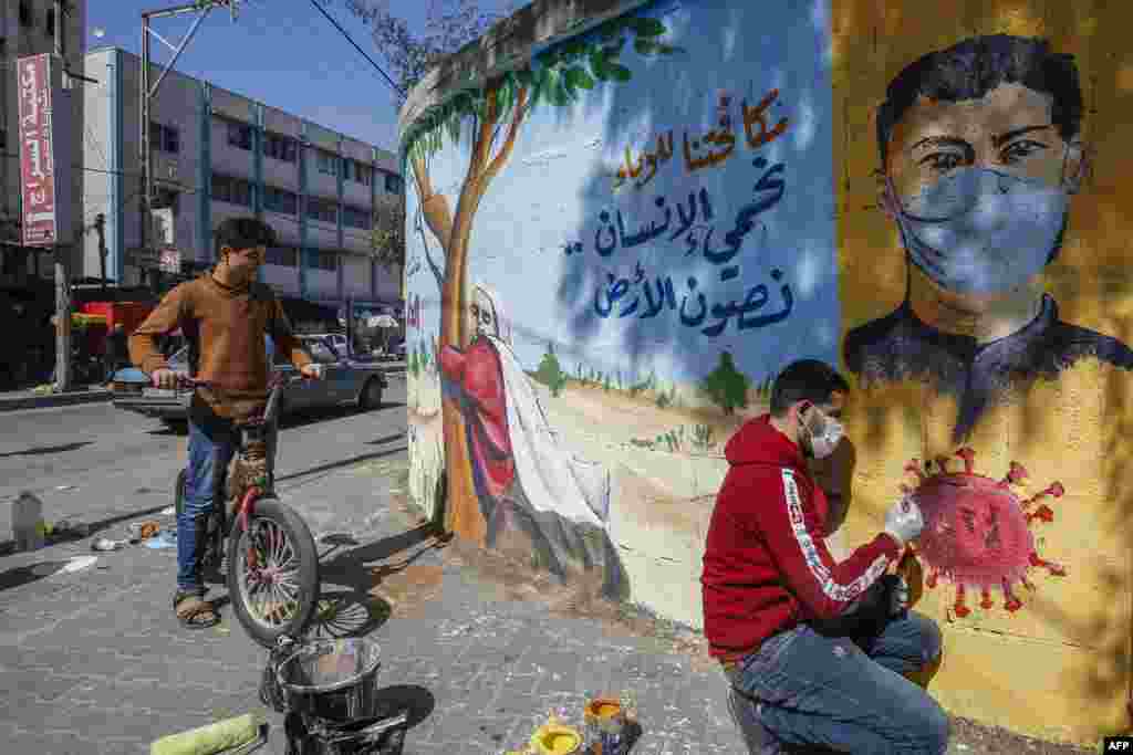 فلسطینی آرٹسٹ کا جنوبی غزہ کی پٹی کی ایک دیوار پر تیار کردہ خاکہ جس پر عربی زبان میں لکھا ہے، &#39;زمین کو وائرس کی وبا سے بچانے میں اپنا کردار ادا کریں۔&#39;&nbsp; &nbsp; &nbsp; 