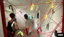 反送中运动两周年义卖活动的场地布满像征国安法的红线。 (美国之音 汤惠芸拍摄)