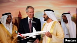CEO Boeing James McNerney (kedua dari kiri) menunjukkan model pesawat Boeing 777X kepada PM Dubai Sheikh Mohammed bin Rashid al-Maktoum pada acara Dubai Airshow (17/11). 