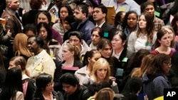 지난 3월 14일에 미국 뉴욕에서 열린 보건 취업 박람회에 참가한 구직자들. 