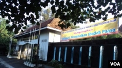 A banner wishing Muslims a happy Ramadan seen in a church in Solo, Central Java. (VOA - Y. Satriawan)